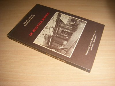 Boek met de titel: De Bezetter bespied