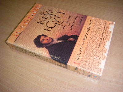 Tweedehands boek: The Keys of Egypt van auteur Adkins, Lesley and Roy  - Engelstalige paperback, naam voorin, in zeer goede staat. 