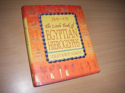 Tweedehands boek: The Little Book of Egyptian Hieroglyphs van auteur Lesley Adkins; Roy A. Adkins - Engelstalig. met ook hieroglyphtekens, in goede staat, met licht beschadigd (hoek voor, onder) omslag. 