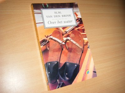 Tweedehands boek: Over het water van auteur Brink, Herman Maarten van den  - Paperback, een beetje curieus. Namen voorin. 