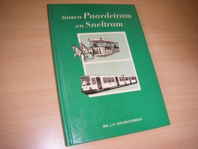 Boek met de titel: tussen Paardetram en Sneltram