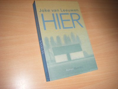 Boek met de titel: Hier
