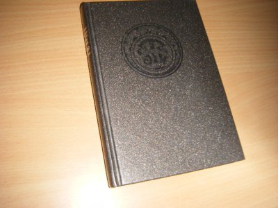 Tweedehands boek: Almanak der T.R.V. John Tomes 1e jaargang van auteur Backer Dirks, O. (voorwoord) - Gebonden uitgave, met los binnenin een gebruikte Rantsoenkaart Regeling Huisgebruik Gedistilleeerde Dranken E.D. Boekje van Tomes is in zeer goede staat. 