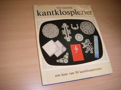 Tweedehands boek: Kantklosplezier van auteur Nel Leeuwrik - Gebonden met stofomslag, in zeer goede staat 