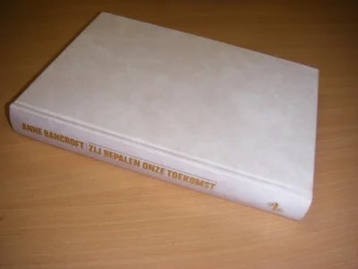 Tweedehands boek: Zij bepalen onze toekomst van auteur Anne Bancroft - Gebonden (geen omslag), stofvlekjes bovensnee, signatuur met datum voorin
