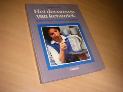 Tweedehands boek: Het decoreren van keramiek van auteur Storr-Britz, Hildegard - Hardcover, in zeer goede staat