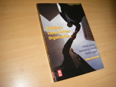 Tweedehands boek: Building a Values-Driven Organization van auteur Barrett, Richard - Engelstalig. Paperback. Titelpagina beschreven, verder in goede staat. 