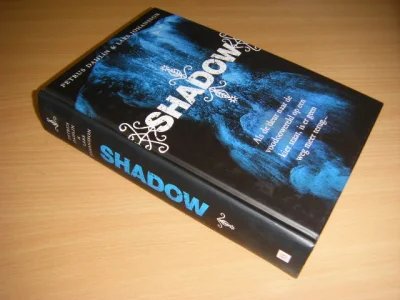Boek met de titel: Shadow