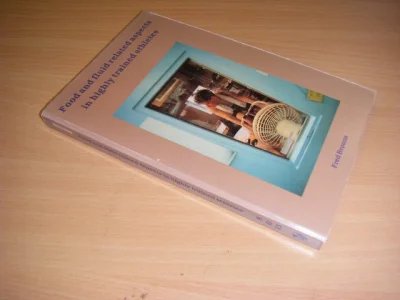 Tweedehands boek: Food and Fluid Related Aspects in Highly Trained Athletes van auteur Brouns, Fredericus Johannes Petrus Henricus (Fred) - Engelstalig proefschrift, met samenvatting in het Nederlands, over voedsel voor atleten. Met stellingen (nl). In redelijk tot goede staat (naam voorin). 