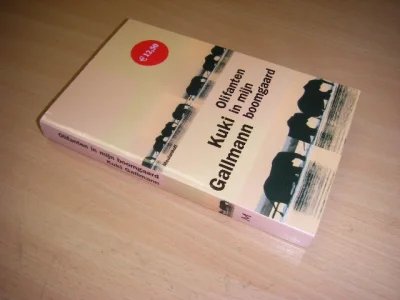 Tweedehands boek: Olifanten in mijn boomgaard van auteur Gallmann, Kuki - Paperback, derde druk Nl., naam (netjes) voorin, verder in zeer goede staat; met fotokatern