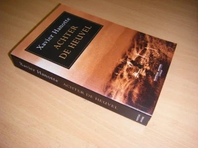 Boek met de titel: Achter de heuvel