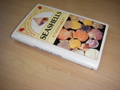 Tweedehands boek: Seashells van auteur Robert Tucker Abbott  - Ringband met stofomslag, in zeer goede staat. Serie American Nature Guides. Tekst in het Engels.