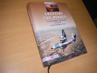 Boek met de titel: Crossing the border