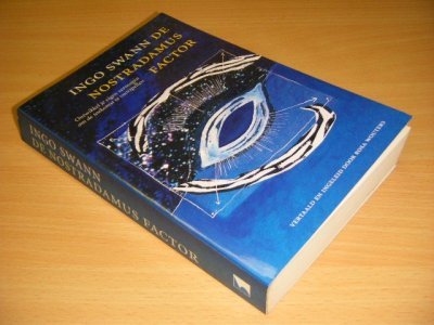 Tweedehands boek: De Nostradamusfactor van auteur Ingo Swann - Paperback, lichte gebruikssporen, in goede staat.
