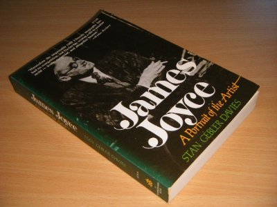 Tweedehands boek: James Joyce van auteur Stan Gebler Davies - Paperback, traces of use, in good condition. With illustrations.