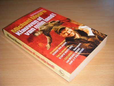 Tweedehands boek: Klauwen af van mijn land! van auteur Michael Moore - Paperback, met leesvouw, in goede staat.