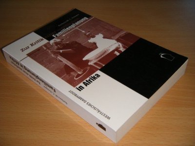 Tweedehands boek: Zur Kritik einer westlichen Familienplanung in Afrika van auteur Barbara M. C. Knieper - Paperback, in zeer goede staat.