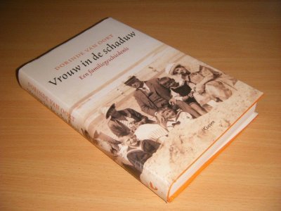 Boek met de titel: Vrouw in de schaduw