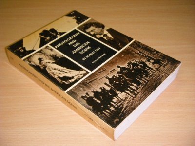 Tweedehands boek: Photography and the American Scene van auteur Robert Taft - Paperback, traces of use, in good condition. With illustrations.