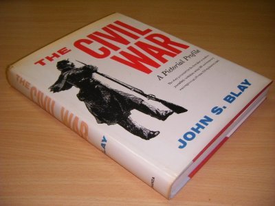 Tweedehands boek: The Civil War. A Pictorial Profile. van auteur John S. Blay - Hardcover with dustjacket, discoloured spine ,traces of use, in good condition. With pictures.