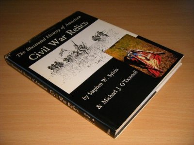 Tweedehands boek: The Illustrated History of American Civil War Relics van auteur Stephen W. Sylvia and Michael J. O'Donnell - Hardcover with dustjacket, traces of use, in good condition. With illustrations.