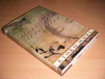 Boek met de titel: Stone Field, True Arrow