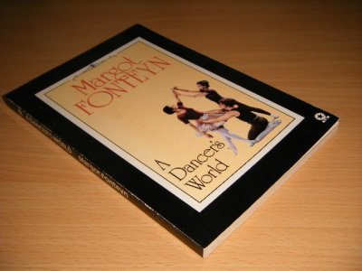 Tweedehands boek: A Dancer's World van auteur Margot Fonteyn - Paperback, traces of use, in good condition. With illustrations.