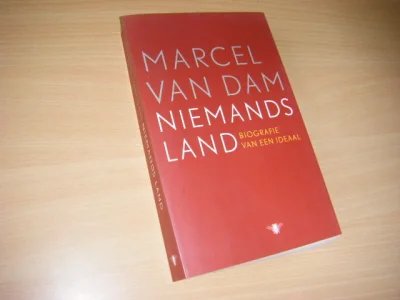 Tweedehands boek: Niemands land van auteur Marcel van Dam  - paperback, in goede staat 