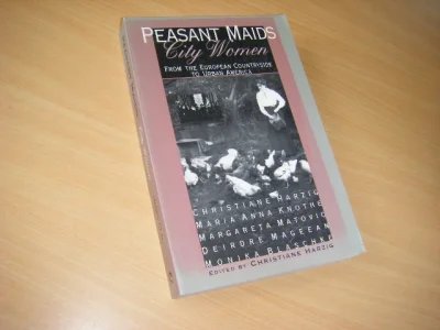 Tweedehands boek: Peasant Maids, City Women van auteur Christiane Harzig  - Engelstalige paperback, vrijwel in nieuwstaat