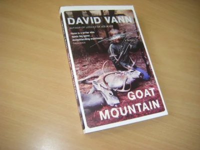 Tweedehands boek: Goat Mountain van auteur David Vann  - Engelstalige paperback, naam en exlibrisstempel voorin, in goede staat
