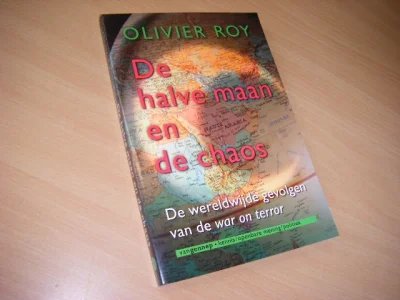 Tweedehands boek: De halve maan en de chaos van auteur Olivier Roy  - Paperback, als nieuw