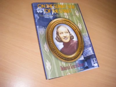 Boek met de titel: On the Sunny Side of the Street