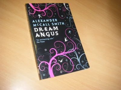 Tweedehands boek: Dream Angus van auteur Alexander McCall Smith  - Engelse pocket, in nieuwstaat