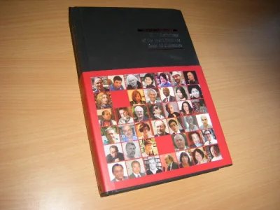 Tweedehands boek: 2017 Anthology of the best Literature from 40 Countries, volume 2 van auteur Ekbal Baraka, Lee Gil-won, Job Degenaar, e.a. - Linnengebonden, met buikbandje waarop 40 portretten, in zeer goede staat 