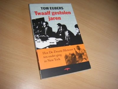 Tweedehands boek: Twaalf gestolen jaren van auteur Egberts, Tom  - Paperback in goede staat. Over de veroordeling van Steve Mokone (ooit voetballer bij Heracles)