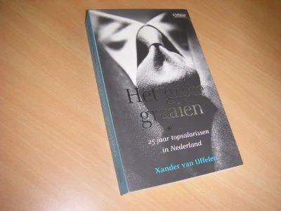 Tweedehands boek: Het grote graaien van auteur Xander van Uffelen - Paperback, in goede staat, maar de benedenhoekjes zijn tot pag. 20 iets verkleurd. 