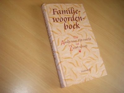 Tweedehands boek: Familiewoordenboek. Van aardje naar zijn vaartje tot zwart schaap van auteur Wil Hansen Paul Steenhuis - Hardcover, in zeer goede staat