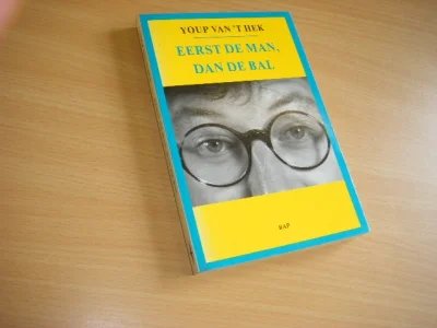 Boek met de titel: Eerst de man, dan de bal