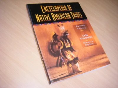 Tweedehands boek: Encyclopedia of Native American Tribes van auteur Waldman, Carl; Molly Braun (ill.) - Engelstalige Paperback, exlibris reliefstempel voorin, verder als nieuw.