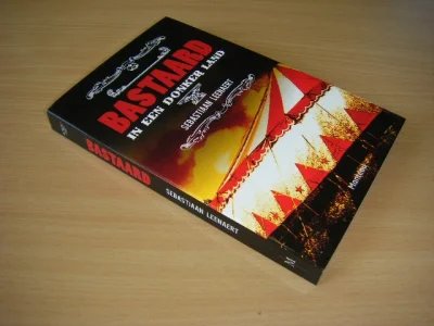 Boek met de titel: Bastaard in een donker land