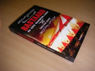 Boek met de titel: Bastaard in een donker land