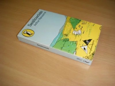 Tweedehands boek: Swallowdale van auteur Arthur Ransome  - Engelstalige paperback, in goede staat