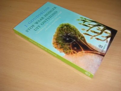 Tweedehands boek: Stof waar honger uit ontstond van auteur Johan Goudsblom  - Paperback, in zeer goede staat