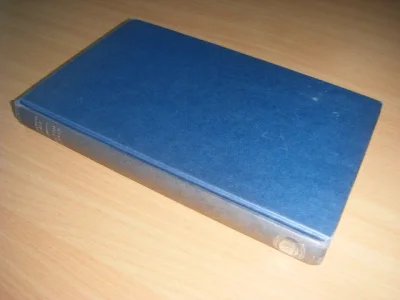 Tweedehands boek: Darkness Visible van auteur Walton Hannah - Gebonden uitgave, Engels, (geen omslag), exlibris reliefstempel voorin, enkele vlekjes tegen de snee aan, in goede staat.