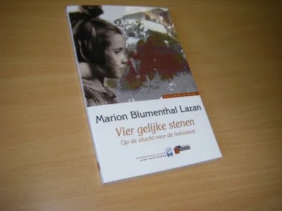 Tweedehands boek: Vier gelijke stenen van auteur Marion Blumenthal Lazan Lila Perl  - paperback, als nieuw