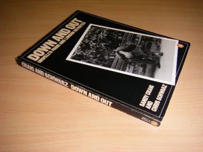 Tweedehands boek: Down and Out van auteur Sandy Craig; Chris Schwarz (fotogr.) - Authors revisited Paris and London visits of George Orwell. Met foto s. Paperback, lichte slijtage aan de randen