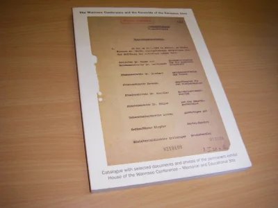 Tweedehands boek: The Wannsee Conference and the Genocide of the European Jews van auteur Gedenk- und Bildungsstätte Haus der Wannsee-Konferenz  - Foto's en documenten betreffende de holocaust (vanaf 1932). Paperback, 30 cm., nauwelijks zichtbare knak voorkant onder, in goede staat. Engelse tekst.