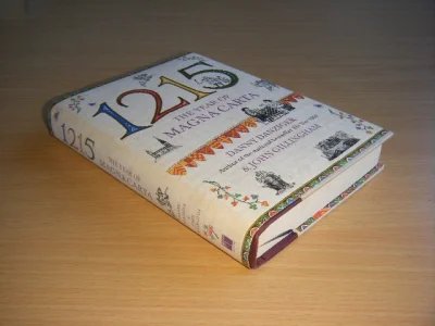 Tweedehands boek: The Year of Magna Carta van auteur Danny Danziger; John Gillingham - Engelstalige hardcover met stofomslag. Mooi exemplaar, ziet er als nieuw uit, zonder gebruikerssporen.