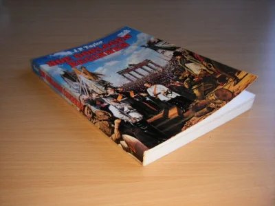 Tweedehands boek: Hoe oorlogen beginnen van auteur A.J.P. Taylor - Pocket met rechte rug, aan de binnenzijde naam. Geen leesvouwen of ezelsoren.