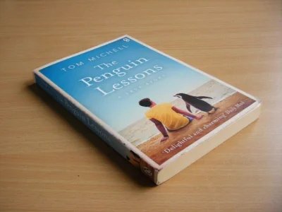 Tweedehands boek: The Penguin Lessons van auteur Tom Michell  - Engelstalige pocket, rechte rug zonder leesvouwen. De kaft heeft lichte gebruikerssporen.